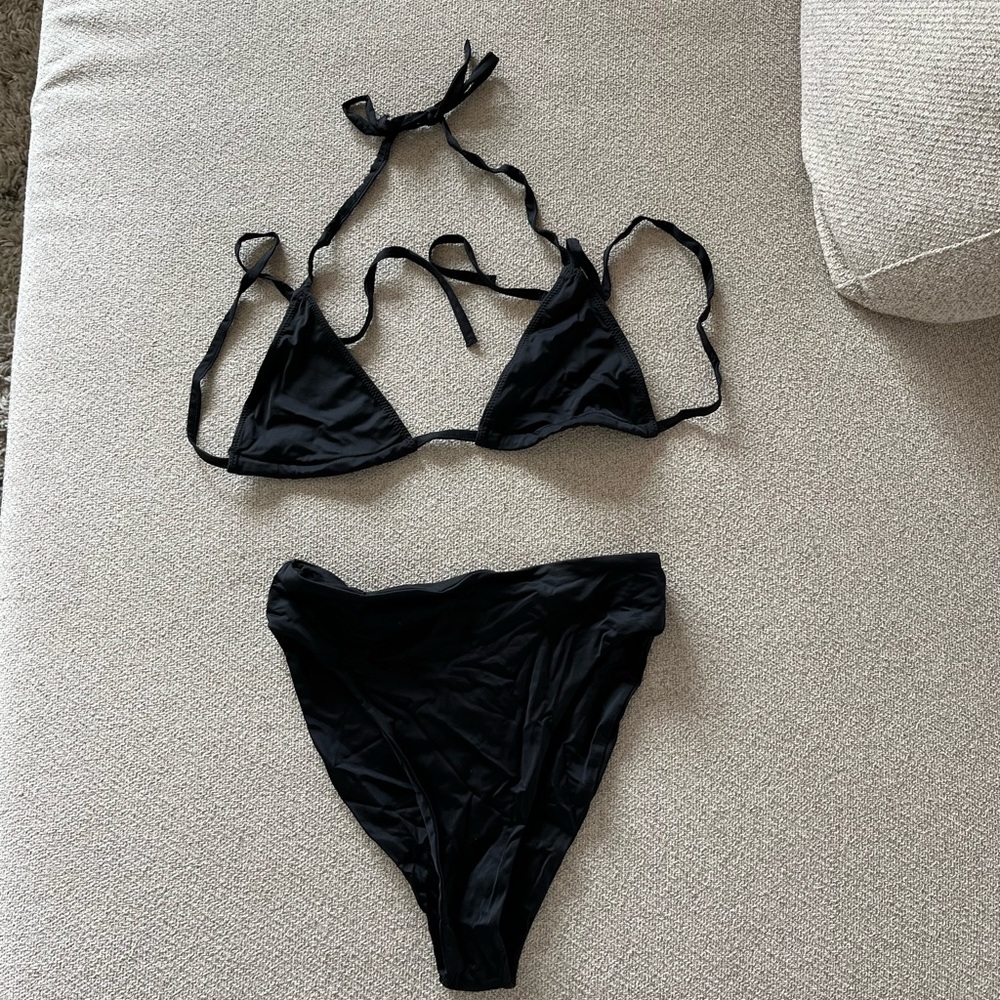 437 TOP - Black Triangle Bikini Top